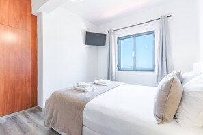 2 bedrooms, desk, iron/ironing board, travel cot - StarFish Apartment by Atlantic Holiday (Calheta)
