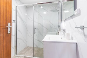 Shower, hair dryer, towels, toilet paper - StarFish Apartment by Atlantic Holiday (Calheta)