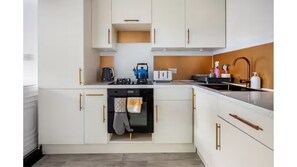 Een koelkast, een microgolfoven, een oven, een kookplaat