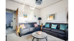 TV, offices - The Bonnie Stay Garden Apartment (Largs)