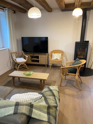 Smart TV, books - Charming gite in the heart of Combleux, a seafaring village near Orléans (Combleux)