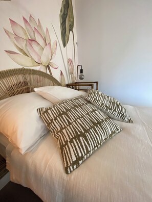 3 bedrooms, desk, iron/ironing board, travel cot - Charming gite in the heart of Combleux, a seafaring village near Orléans (Combleux)