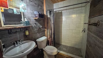 Studio, Multiple Beds, Kitchen, Garden View (Outback Shack) | Bathroom