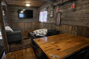 Interior - Outback Shack: Lake Access Studio in Woodruff (Woodruff)