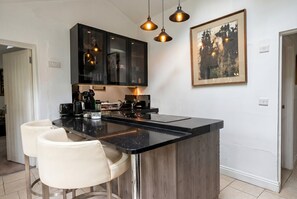 Refrigerador, microondas, placa de cocina, tostadora