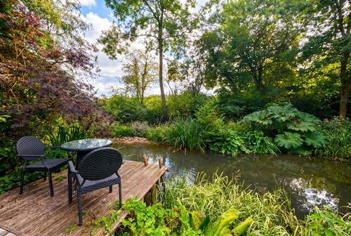 Tranquil cottage stay with fireplace and pond