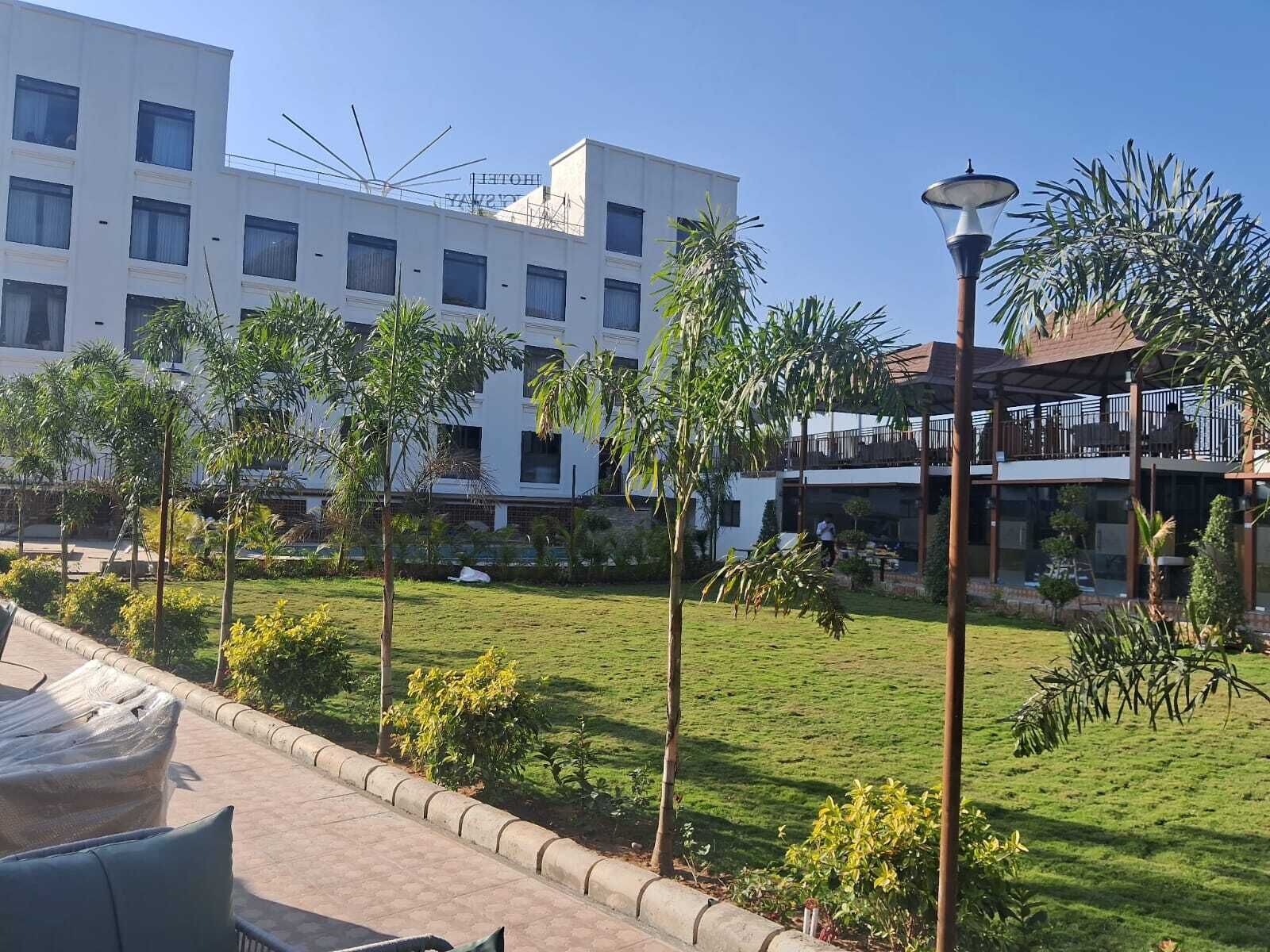 Deluxe Room, Garden View | Property grounds