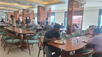 Deluxe Room, Garden View | Dining