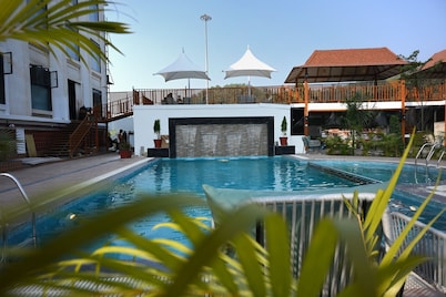 KING'SWAY HOTEL AND RESORT