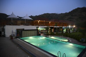 Habitació Deluxe, vistes al jardí | Piscina | Piscina a l'aire lliure 