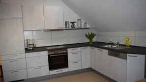 Kühlschrank, Mikrowelle, Ofen, Herdplatte