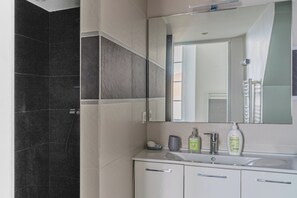 Shower, hair dryer, towels, soap - Nid du marché downtown La Rochelle, wifi (La Rochelle)