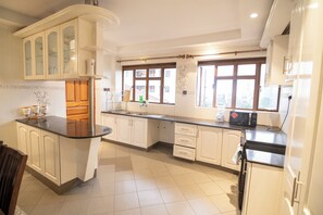 Căn hộ dành cho gia đình, quang cảnh thành phố | Bếp riêng | Tủ lạnh, lò vi sóng, dụng cụ nấu nướng/bát dĩa/dao nĩa 