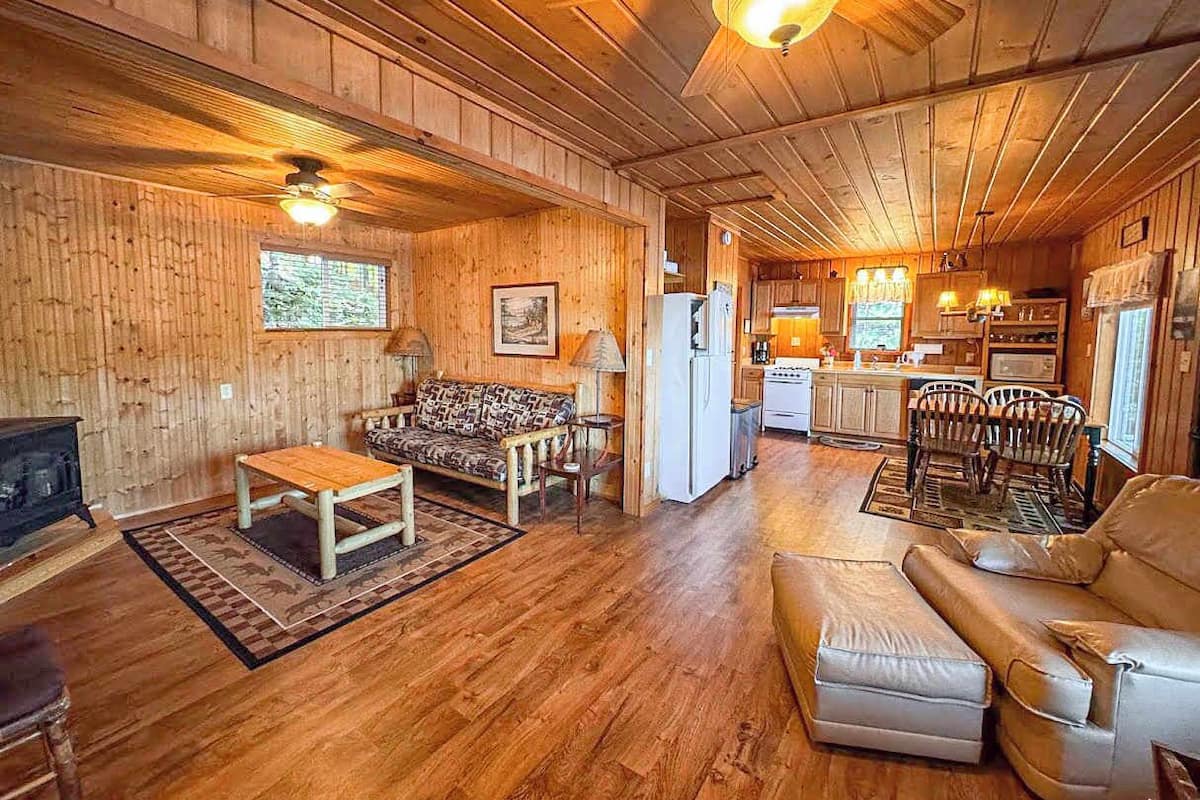 캐빈, 침대(여러 개), 파티오 (Bouchard - Pinewood) | 거실 공간