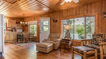 Cabin, nhiều giường, sân hiên (Bouchard - Pinewood) | Khu phòng khách
