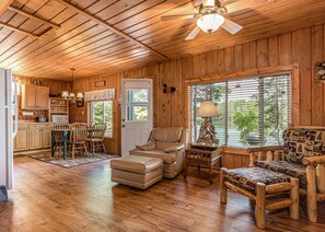 Cabin, nhiều giường, sân hiên (Bouchard - Pinewood) | Khu phòng khách