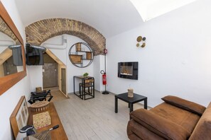 TV - GuestHost - Practical and welcoming 38 square meters apartment, perfect for two people, located on the basement level of a period building (NO elevator, NO views).The property is in an extremely strategic location (in a pedestrian area, limited traffic a (Rome)