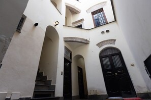 Exterior detail - GuestHost - Practical and welcoming 38 square meters apartment, perfect for two people, located on the basement level of a period building (NO elevator, NO views).The property is in an extremely strategic location (in a pedestrian area, limited traffic a (Rome)