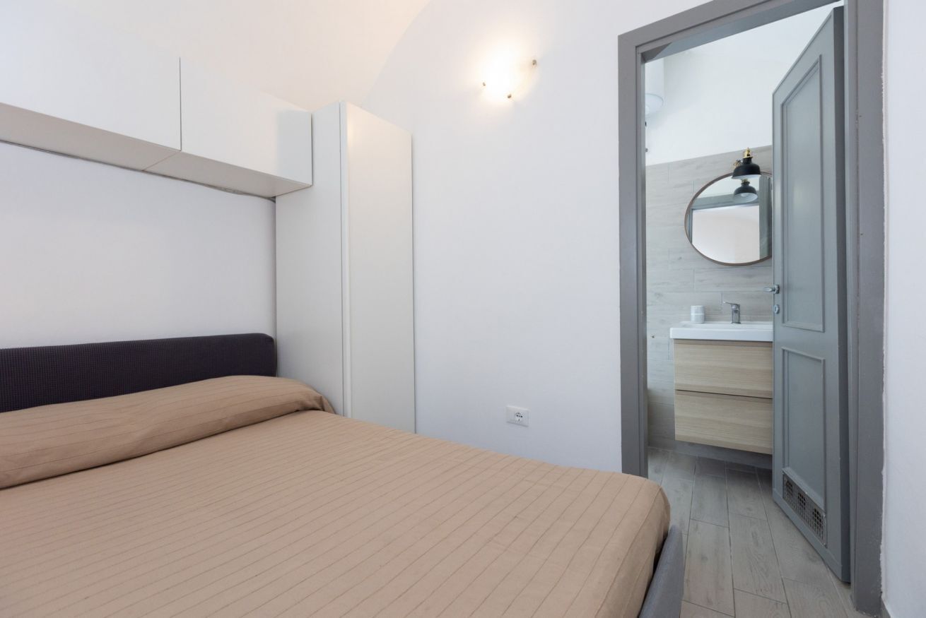 1 chambre, fer et planche à repasser