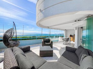 Outdoor dining - Grand Bleu: Stunning 3-Room Seafront Apartment with Garage (Antibes)