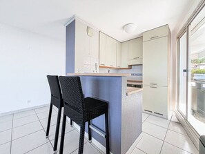 Fridge, oven, stovetop, dishwasher - Grand Bleu: Stunning 3-Room Seafront Apartment with Garage (Antibes)