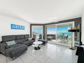 TV - Grand Bleu: Stunning 3-Room Seafront Apartment with Garage (Antibes)