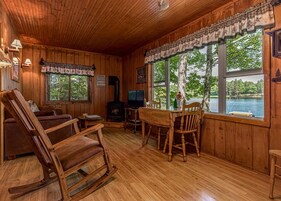 Cabaña, varias camas, chimenea (Bouchard - Bayside) | Zona de estar