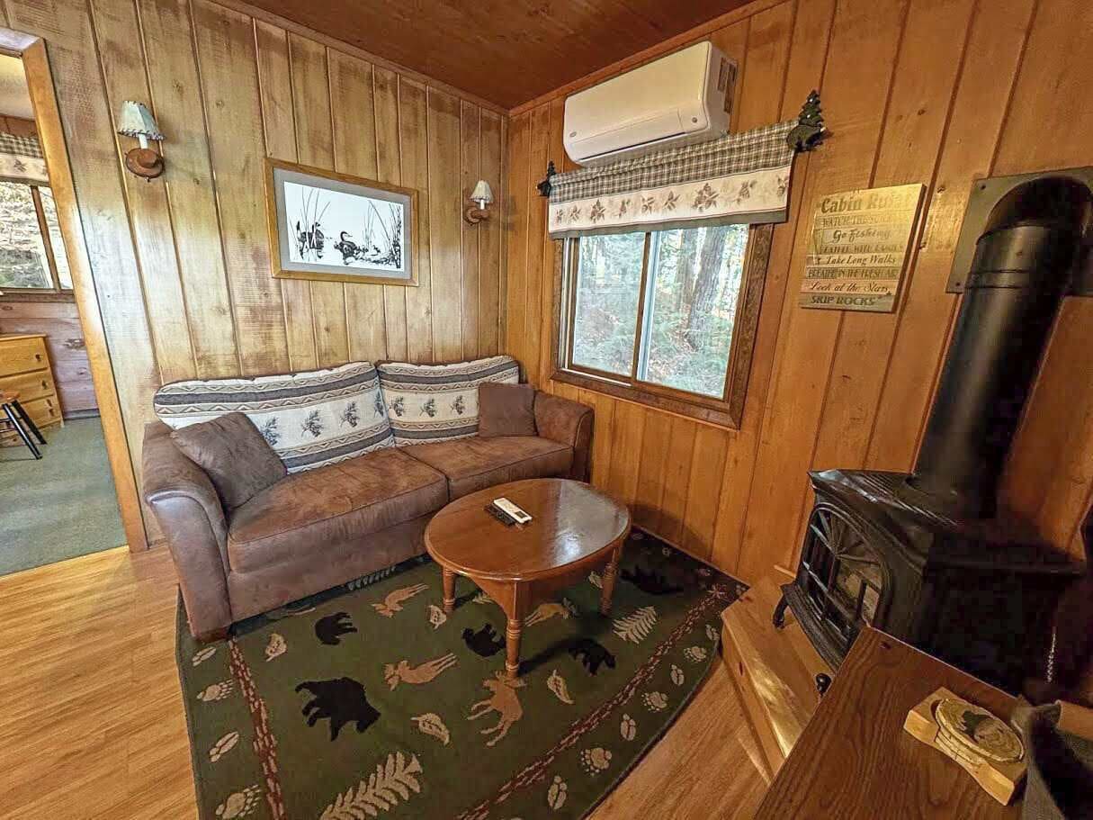 Cabin, nhiều giường, lò sưởi (Bouchard - Bayside) | Khu phòng khách
