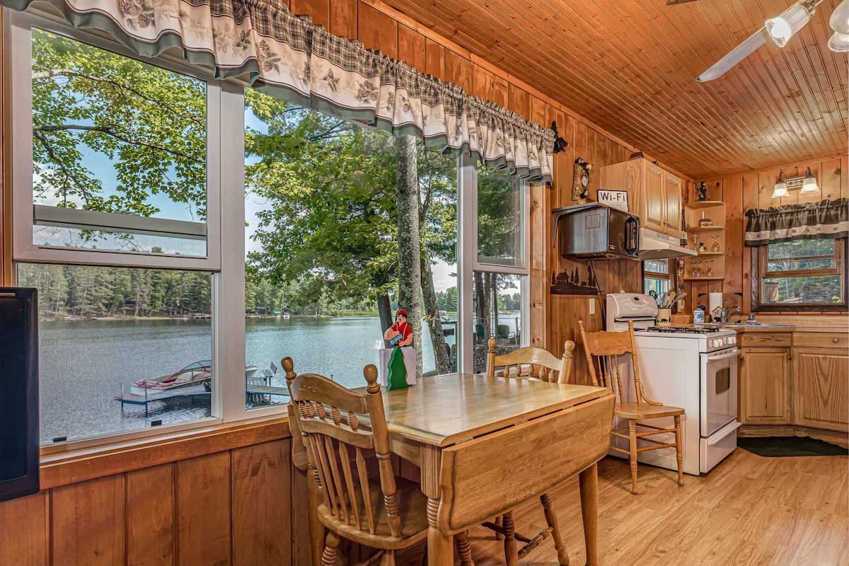 キャビン ベッド (複数台) 暖炉 (Bouchard - Bayside) | 専用キッチン