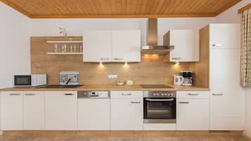 Family Apartment, 3 Bedrooms, Balcony, Mountain View | Private kitchen