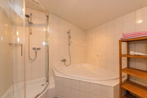 Family Apartment, 4 Bedrooms, Balcony, Mountain View | Bathroom - Hinterbichlhof - Apartments (Viehhofen)