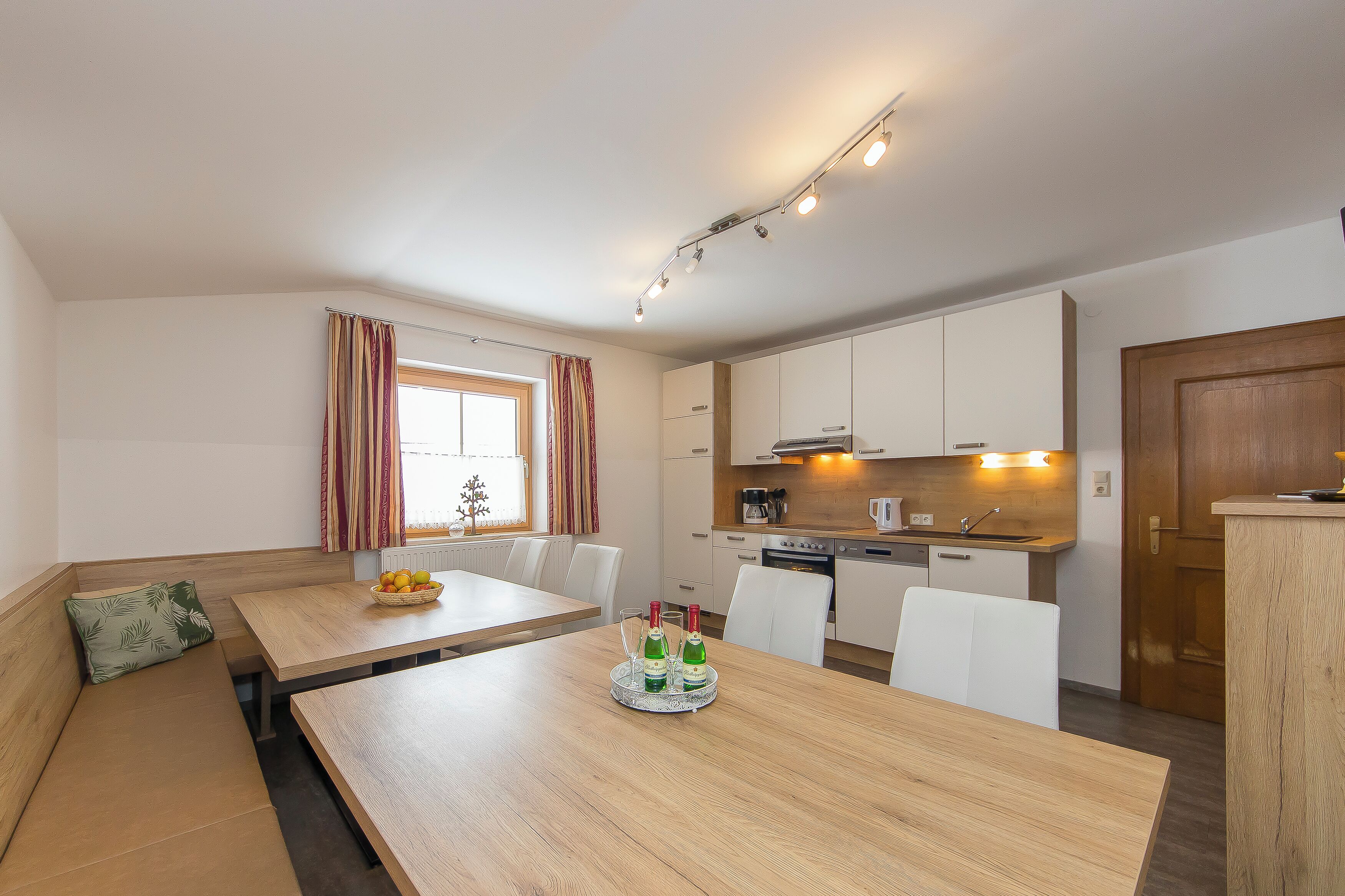 Familie appartement, 4 slaapkamers, balkon, uitzicht op bergen | Dineren