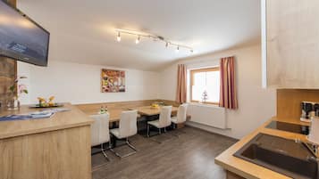 Family Apartment, 4 Bedrooms, Balcony, Mountain View | Private kitchen