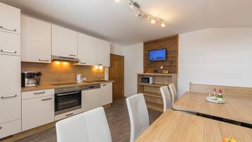 Familie appartement, 4 slaapkamers, balkon, uitzicht op bergen | Privékeuken