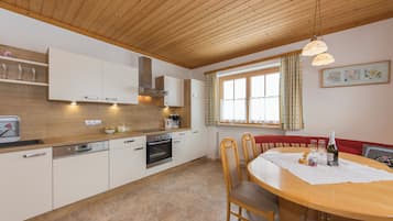 Familie appartement, 3 slaapkamers, balkon, uitzicht op bergen | Privékeuken