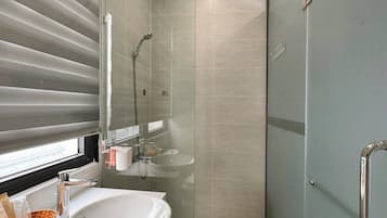 Dobbeltrom – standard, byutsikt | Bad