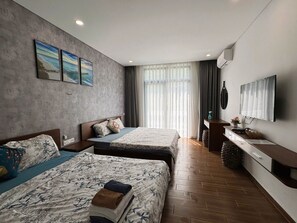 Deluxe-Vierbettzimmer, Balkon, Stadtblick