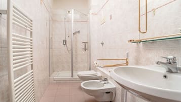 Doppel- oder Zweibettzimmer, Bergblick | Badezimmer