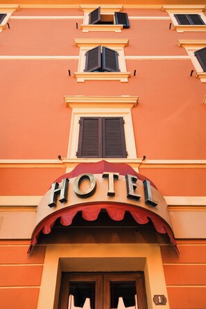 Exterior detail - misa hotel (Marzabotto)