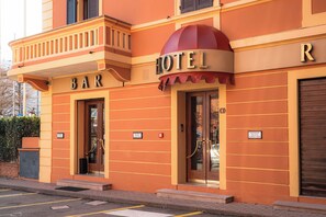 Exterior detail - misa hotel (Marzabotto)