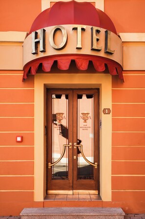 Exterior detail - misa hotel (Marzabotto)