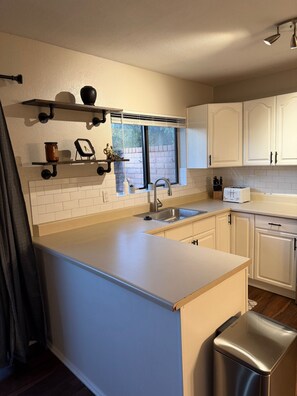 Private kitchen - SUMMER TIME SPECIALS!
Enjoyable 2-bedroom condo with AC in vibrant Tempe. (Tempe)