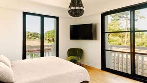5 quartos, ferros/tábuas de passar roupa, Wi-Fi, roupa de cama