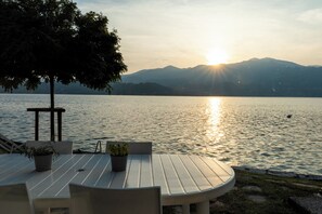Outdoor dining - VILLA VOLPE DesignCube in Lake Orta Waterfront (Orta San Giulio)