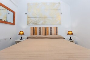 1 bedroom, iron/ironing board - GuestHost - A comfortable and welcoming 45 square meters apartment, perfect for two people, located on the basement level of a period building (NO elevator, NO views).The property is located in an extremely strategic location (in a pedestrian zone, restr (Rome)