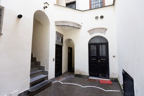 Exterior detail - GuestHost - A comfortable and welcoming 45 square meters apartment, perfect for two people, located on the basement level of a period building (NO elevator, NO views).The property is located in an extremely strategic location (in a pedestrian zone, restr (Rome)