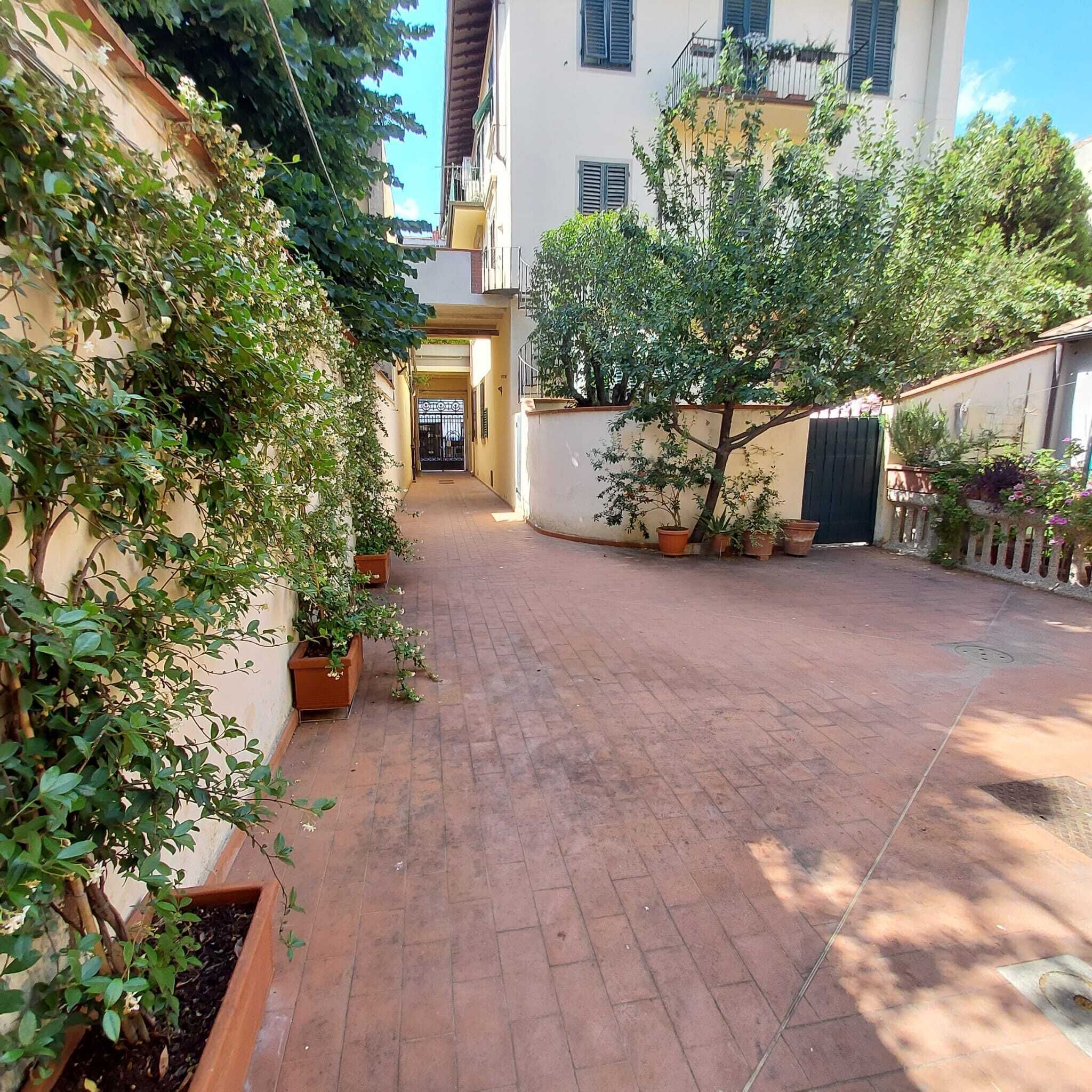 Studio tiện nghi đơn giản, quang cảnh sân vườn | Khuôn viên nơi lưu trú