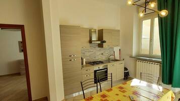 Appartamento, vista cortile | Ristoranti