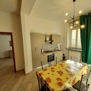 Appartamento, vista cortile | Ristoranti