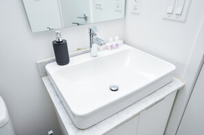 Bathroom - Plush Downtown Toronto one bedroom, 5 mins walk to CN Tower (Toronto)